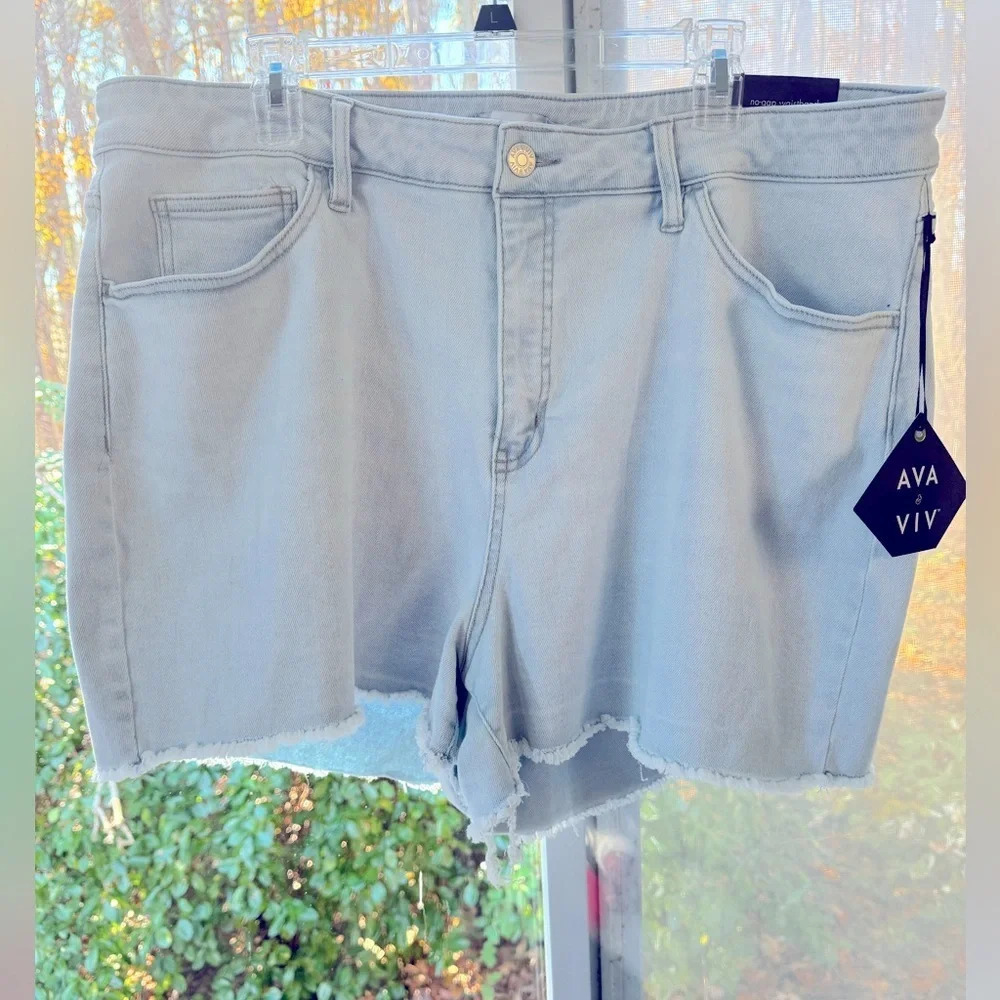 NWT Ava & Viv Light wash denim high rise shorts in size 20. Distressed hem, slim